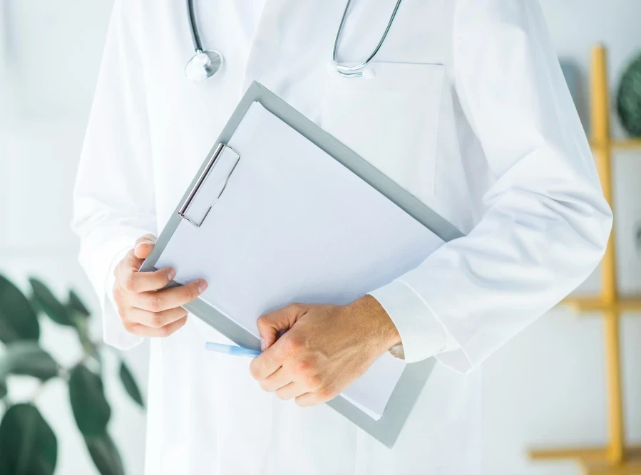 Первичный прием главного врача + УЗИ вен ног 5990 рублей (вместо 8200 рублей)